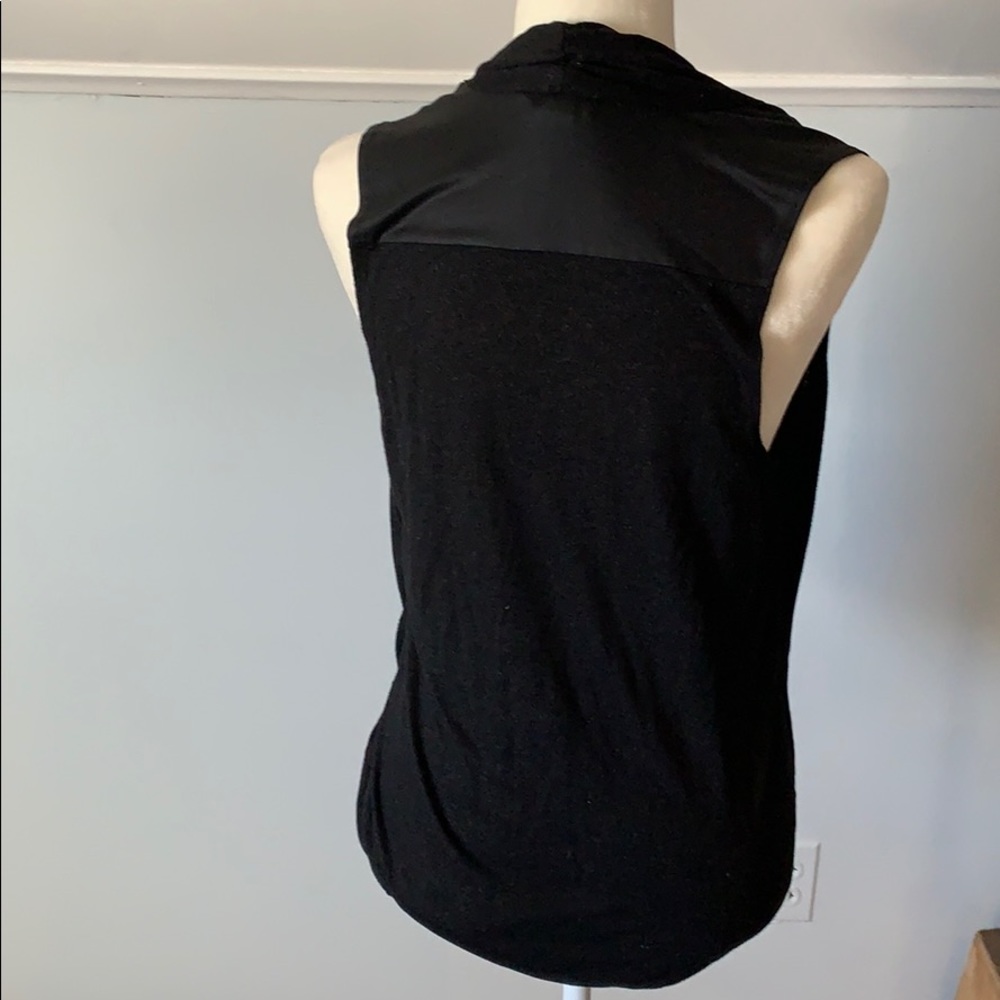 Size Large top - Picture 2 of 5